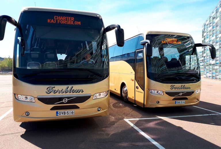 Kaj Forsblom Oy:n 49-paikkaiset turistibussit